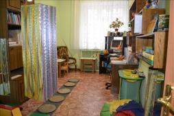 Кабинет педагога-психолога оборудован всем необходимым для организованной деятельности с детьми, консультативной работы с родителями и педагогами ДОО. Одновременно в кабинете комфортно могут заниматься не более 3-х человек. Групповые занятия с детьми проводятся в тренажерном зале.
Стены кабинета обклеены обоями салатового оттенка. Цвет стен, пола, мебели в кабинете педагога-психолога подобран по принципу использования спокойных и нейтральных тонов, не вызывающих дополнительного возбуждения и раздражения. В кабинете одно окно, оформленное тюлевой занавеской белого цвета и плотными шторами.
Помещение теплое и в то же время хорошо проветриваемое. Освещенность достаточная: естественное (одно окно) и искусственное освещение (лампы дневного света).
Кабинет обеспечен методической литературой в количестве более ста экземпляров, стимульным диагностическим материалом в количестве более шестидесяти комплектов, развивающими играми в количестве более сорока комплектов.
В кабинете педагога-психолога оборудована сенсорная комната. В ее состав входят: 
- сухой бассейн
- релаксационные кресла
- релаксационные световые колонны
- сенсорная тропа
- сухой душ
- гирлянды
- светильник «Аквариум»
-  музыкальный центр
- аудиотека с расслабляющей релаксационной музыкой
- массажные мячи, мячи су-Джок
- центр воды и песка
- компьютер (процессор, монитор, клавиатура, мышка)
- подушки 
В кабинете педагога-психолога совмещены следующие зоны:
- зона первичного приема и беседы с клиентом; 
- зона консультативной работы; 
- зона диагностической работы; 
- зона коррекционно-развивающей работы для индивидуальных занятий и занятий в мини-группах; 
- рабочая зона психолога;
- сенсорная комната.
Тренинги  и групповые занятия по развитию эмоционально-личностной сферы и развитию навыков общения проводятся в тренажерном зале ДОО.
В шкафу находятся следующие материалы:
- библиотека практического психолога;
- архив педагога-психолога;
- материалы для психопрофилактической и просветительской работы с педагогами и родителями;
- материалы диагностических обследований, детские рисунки; заполненные анкеты и тесты и т. п.;
- справки или заключения по материалам обследования;
- копии документов, выданных по запросам третьих лиц (ПМПК, органы опеки, медицинские учреждения и т. п.);
- нормативно-правовое обеспечение деятельности педагога-психолога;
- документация педагога-психолога.
- журналы учета консультаций, годовой план работы, сводные таблицы, аналитические отчеты и т. д. 
Зона для проведения коррекционно – развивающих индивидуальных и мини-групповых занятий хорошо освещена и включает в себя:
- столы детские;
- стулья детские;
- центр воды и песка;
- мольберт.
Консультативная зона включает в себя:
- рабочий стол педагога – психолога;
- стулья;
- компьютер;
- компьютерный стол;
- шкаф для хранения документов;
- кресло.
Кабинет соответствует требованиям СанПиН, охраны труда, пожарной  безопасности, защиты от чрезвычайных ситуаций, антитеррористической безопасности  дошкольной организации, соответствуют Правилам охраны жизни и здоровья воспитанников.
Тренажерный зал используется для проведения групповых занятий по развитию эмоционально-личностной сферы, а также развитию навыков общения у старших дошкольников. Тренажерный зал имеет мягкое ковровое покрытие, оснащен детскими тренажерами, батутом, сенсорными дорожками, музыкальным центром, пианино, детскими стульчиками и подушками в количестве 12 штук.