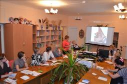 Центром всей педагогической работы детского сада является
методический кабинет – копилка традиций дошкольного учреждения.
Все его содержание направлено на оказание помощи воспитателям в
организации воспитательно-образовательного процесса, повышении
педагогического мастерства, взаимодействии с родителями и просто в
повседневной деятельности: подготовке к рабочему дню, педагогическому
совету и т.д.
Задачи работы методического кабинета:
 создание и поддержание фонда научно-методического
обеспечения дошкольного образования (учебно-программная документация
образовательной программы дошкольного образования, программно планирующая документация воспитания, учебно-методическая документация,
учебные издания, информационно-аналитические материалы).
 совершенствование методического обеспечения и материально-технической базы образовательного процесса путем оснащения его
литературой, наглядными пособиями, раздаточными дидактическими
материалами, техническими средствами обучения и т. д.;
 оказание помощи педагогам по применению передовых
педагогических технологий, методов, форм и средств обучения и развития
воспитанников;
 изучение, обобщение и распространение передового
педагогического опыта;
 содействие повышению и совершенствованию педагогического
мастерства молодых специалистов, начинающих педагогов;
 совершенствование форм и методов контроля обучения и развития
воспитанников в соответствии с требованиями федерального государственного образовательного стандарта дошкольного образования;
 обеспечение информационных, учебно-методических и образовательных потребностей педагогических работников.
Целью методического кабинета является учебно-методическое,
информационно-ресурсное, консультативное, опытно-экспериментальное и
диагностическое обеспечение образовательного процесса
для совершенствования качества образовательной работы учреждения
дошкольного образования в соответствии с установленными требованиями.